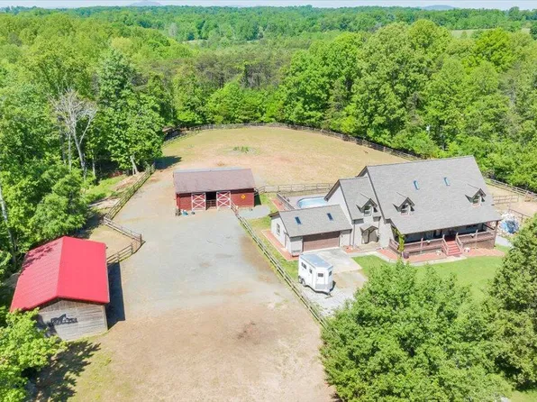 335 Bettys Creek Dr, Moneta, VA 24121