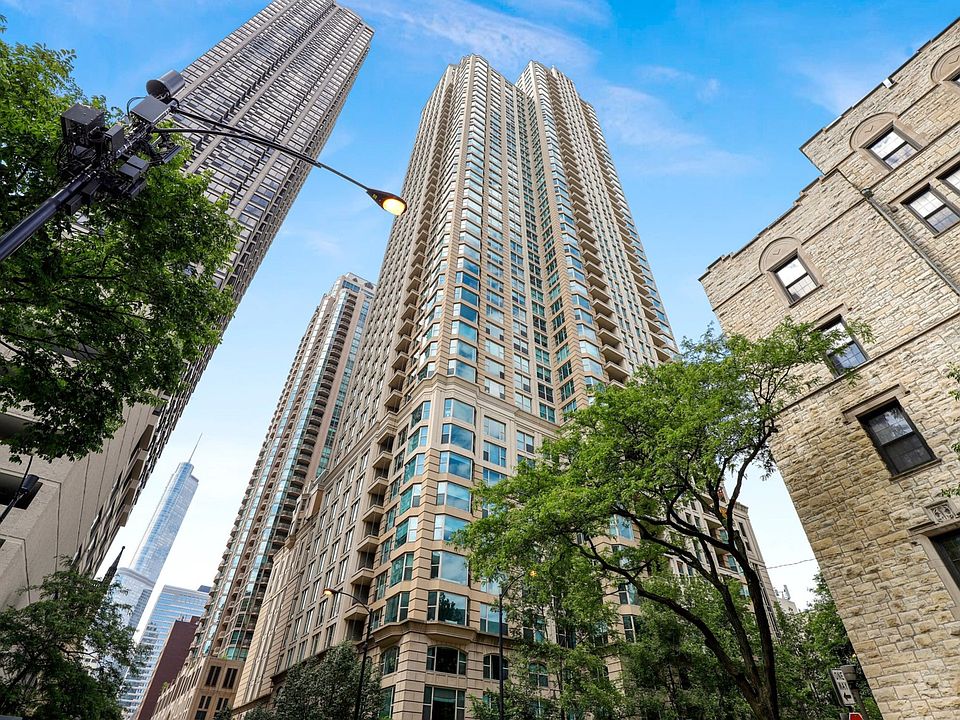1st image of 25 E Superior St APT 1002