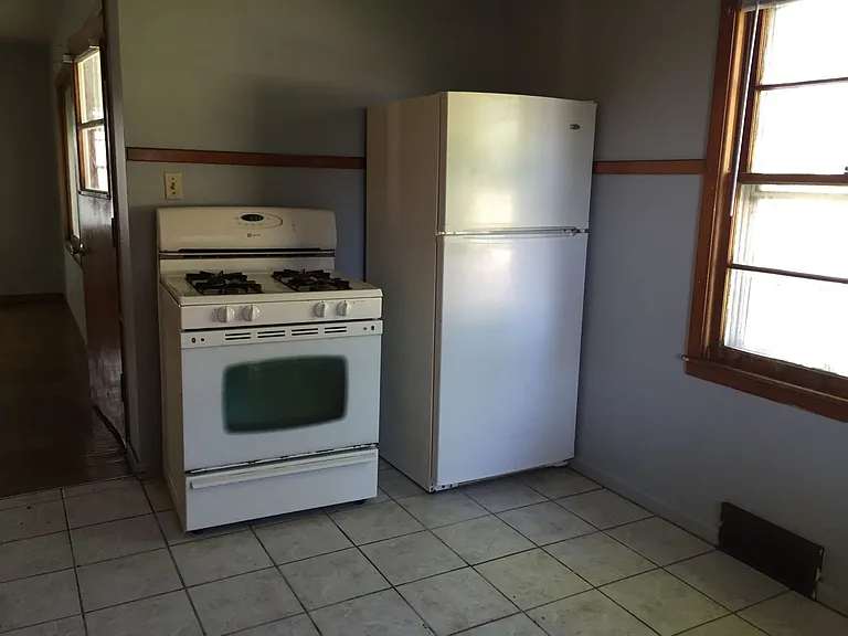 746 Hope Ave — Photo 3