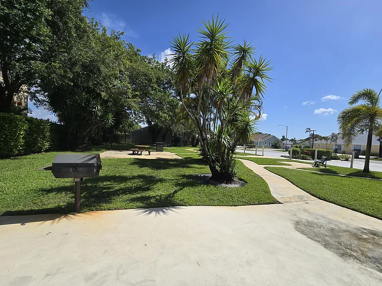 1530 Royal Forest Ct — Photo 42
