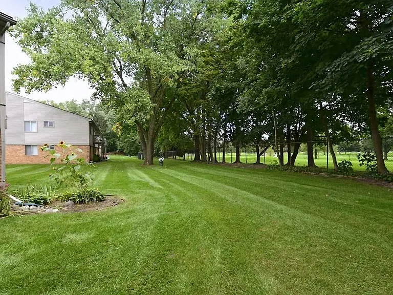Bloomfield On The Green - West Bloomfield, MI — Photo 27