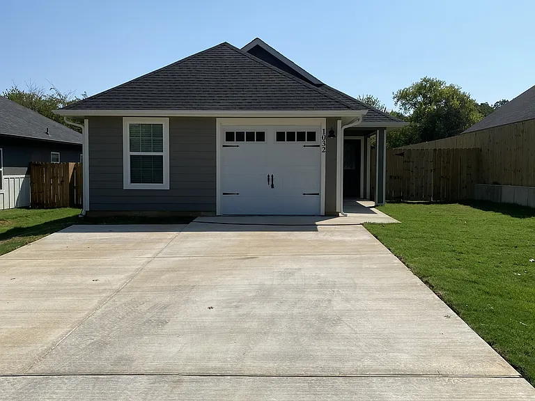 1032 Ray Dr — Photo 1
