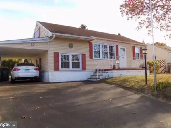 13 Patrician St, Levittown, PA 19057