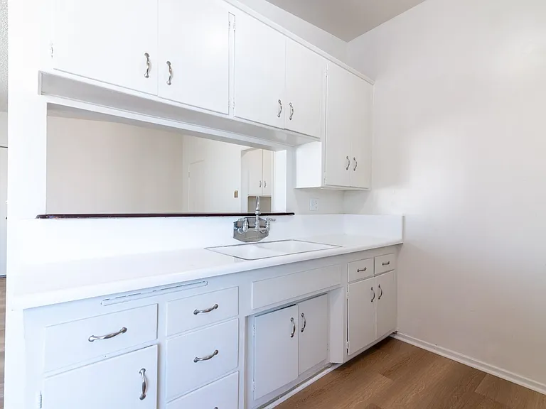 St Elmo Apartments — Photo 6