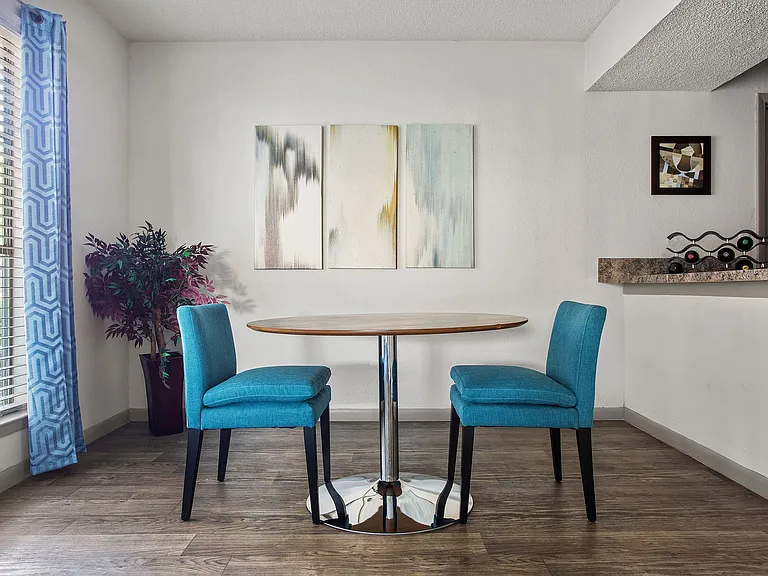C242450_AdairoffAddison_Model2b2b_DiningRoom_01