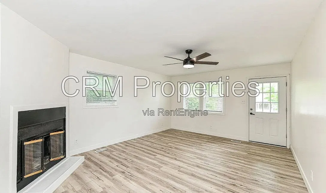 3 bed, 1.0 bath, 1104 sqft, $1,300 — Photo 3