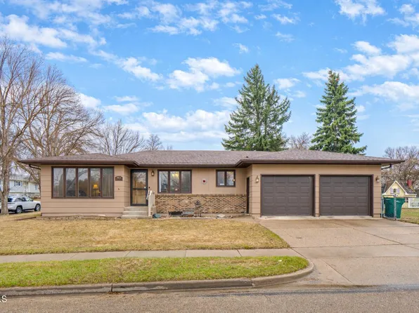 1913 Grant Dr, Bismarck, ND 58501