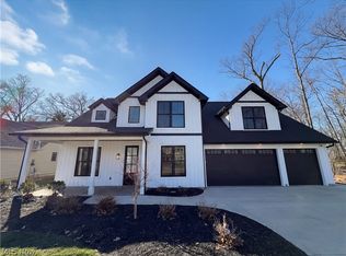 560 Red Oak Ln, Bay Village, OH