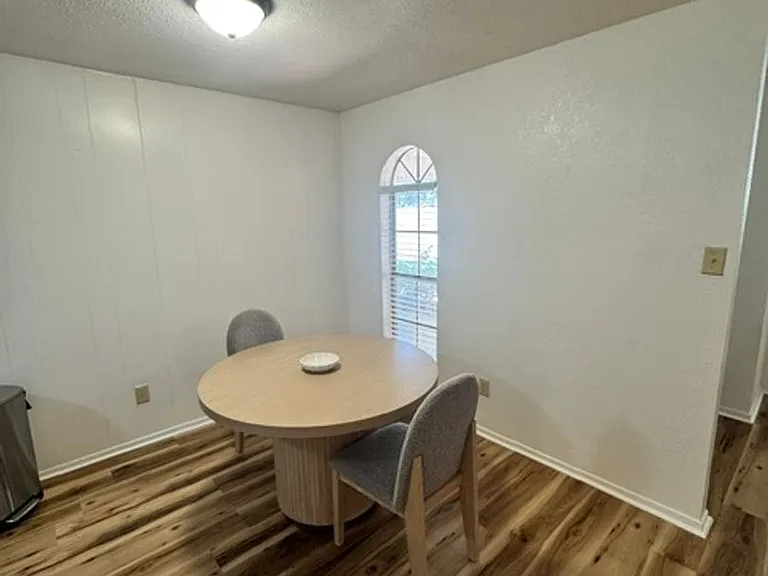 937 Minter Ln — Photo 3