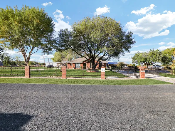 434 COUNTY ROAD 6610, Devine, TX 78016