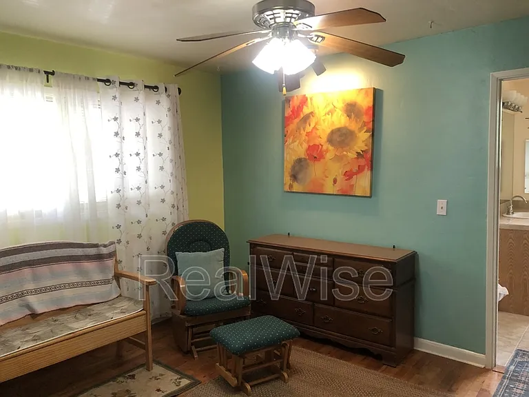 602 Schroeder Ln #B — Photo 5