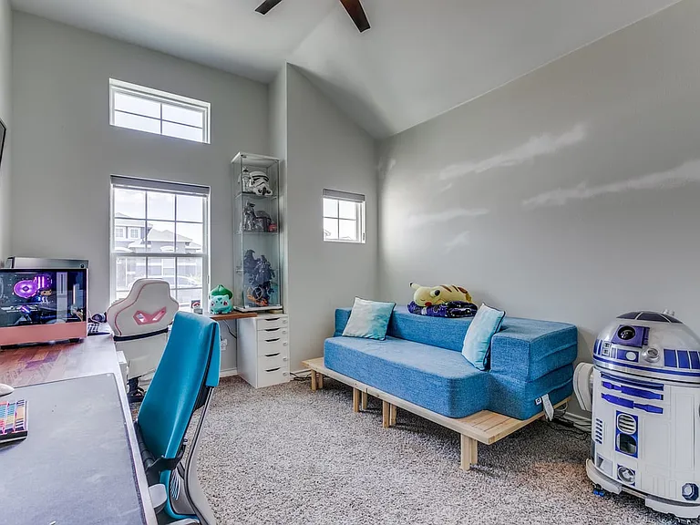 127 Katy Post — Photo 6