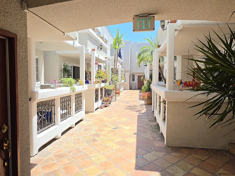 1076 S Orange Grove Ave #1 — Photo 3