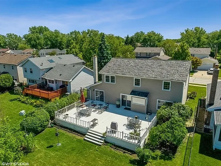 196 Grovenor Dr — Photo 2