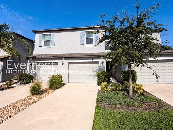 946 Royal Empress Dr