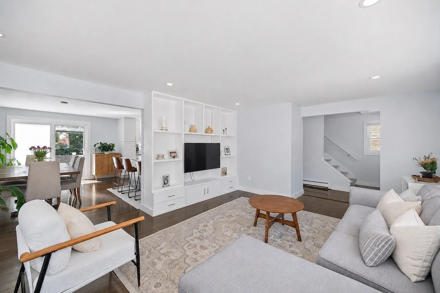 4 bed, 2.5 bath, 2347 sqft, $5,000 — Photo 4