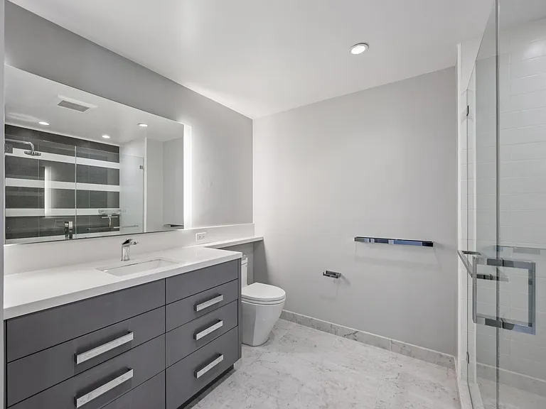260 King St #1011 — Photo 12