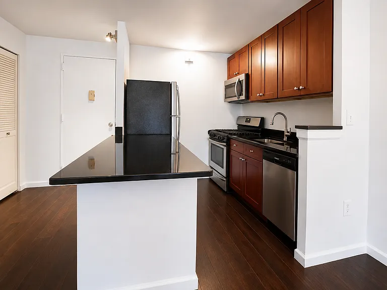 829 Greenwood Ave #3G — Photo 1