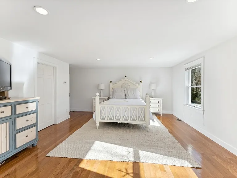 21 Harbor View Ave — Photo 1