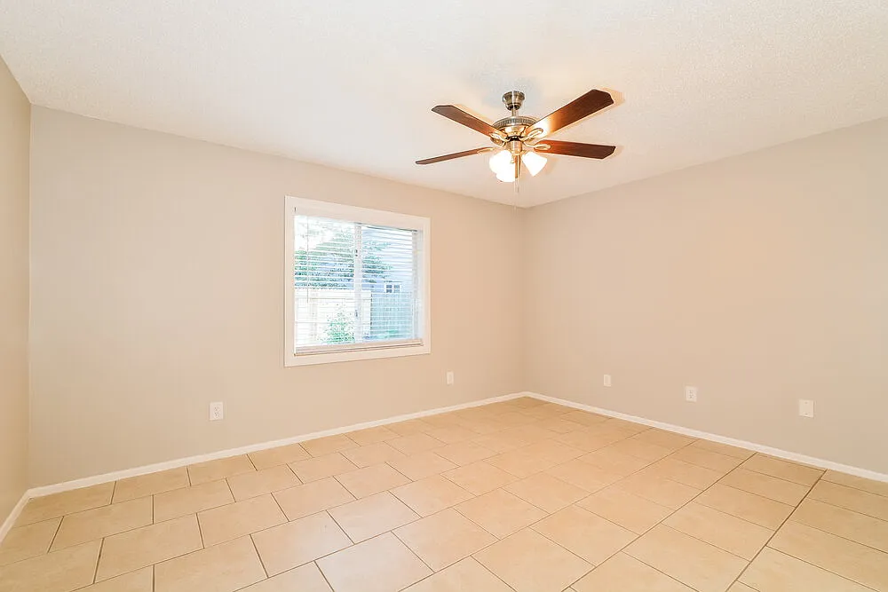 3 bed, 2.0 bath, 1300 sqft, $2,240 — Photo 4