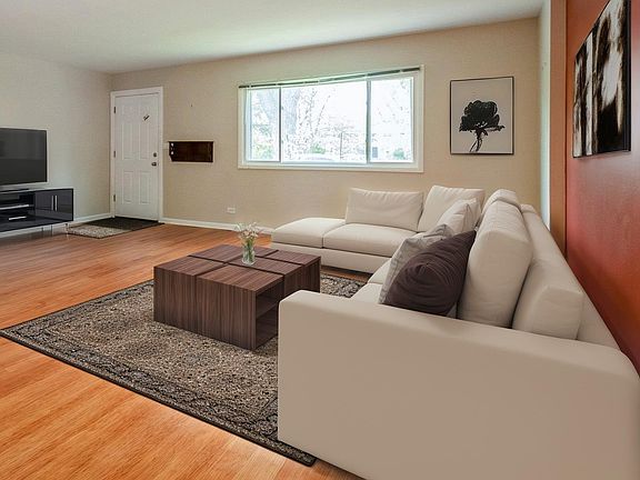 3rd image of 326 Skokie Ct
