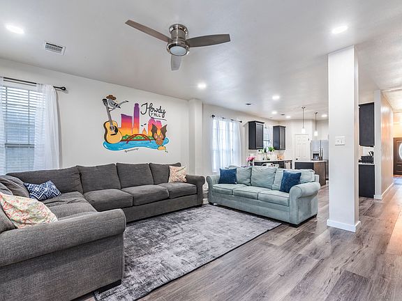 3rd image of 1124 Disraeli Cir