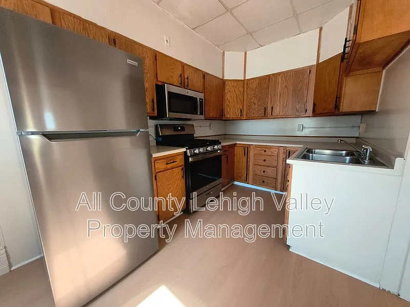 3 bed, 1.5 bath, $1,695 — Photo 2