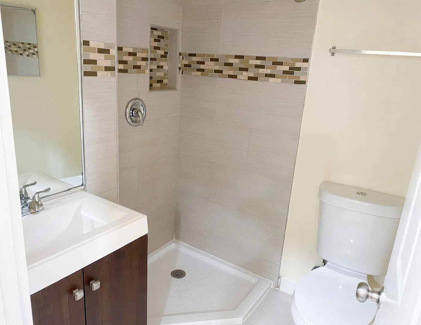 553 Stanford Ave — Photo 4