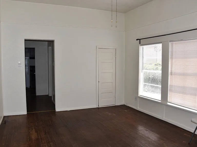 1402 N Austin St — Photo 5