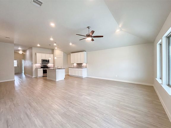 3rd image of 823 Deerhurst Ln