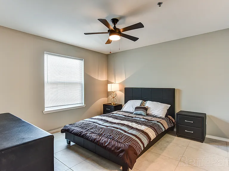 Mercedes Place Apartments — Photo 10