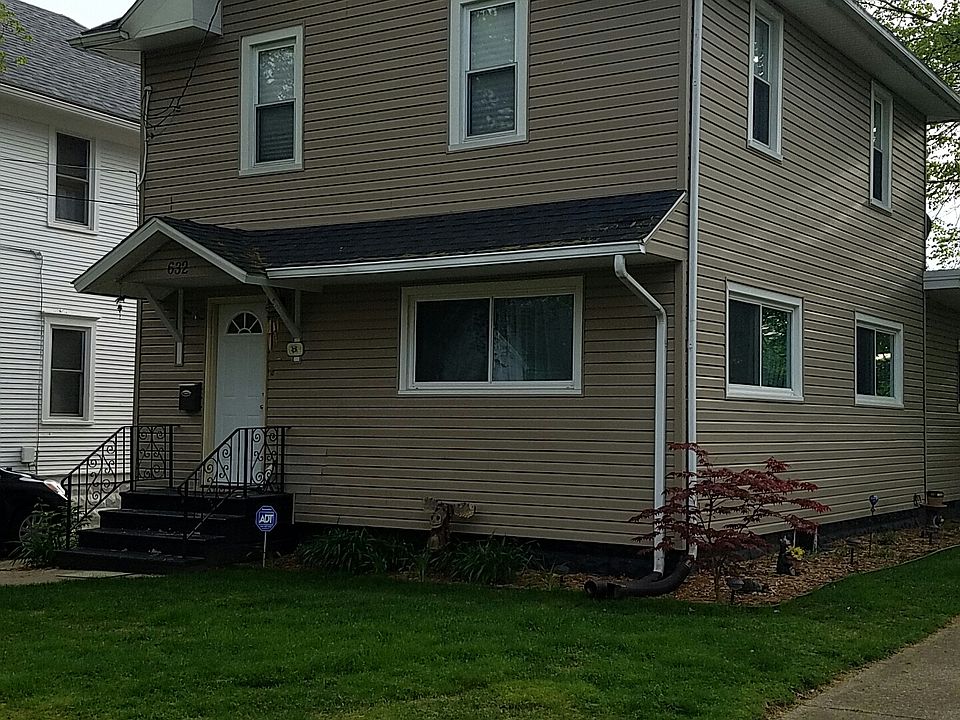 Street view of front of hous