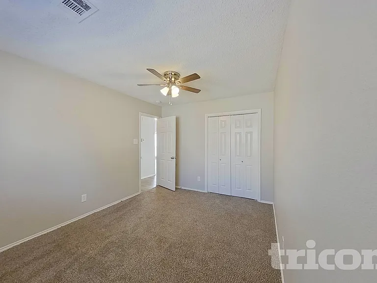 805 Clover Hill Ln — Photo 13