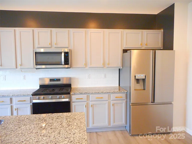 3058 Eastcott Ave — Photo 9