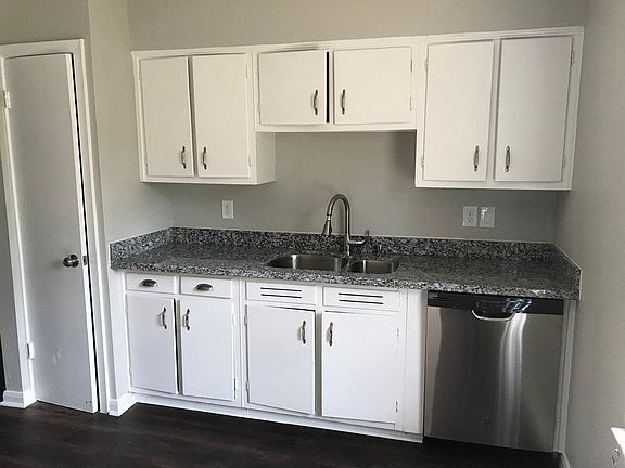 Kitchen. All new granite counter tops!