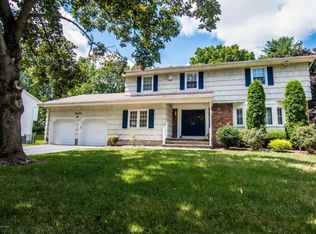 19 Kensington Dr, Manalapan, NJ