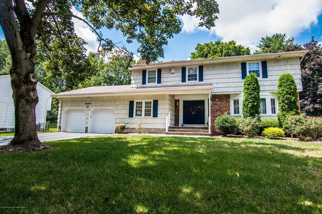 19 Kensington Dr photo 1