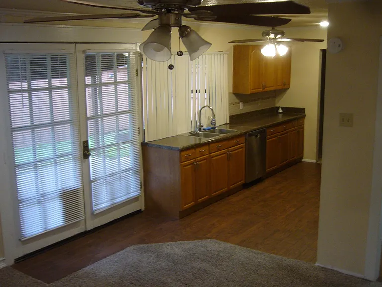 1109 Villa Downs Dr — Photo 2