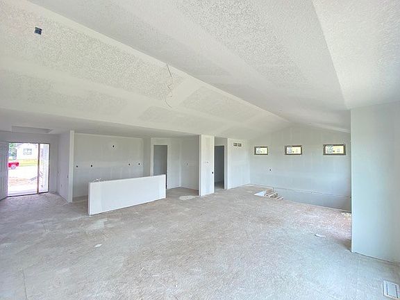 4th image of 135 Crossroads Ct