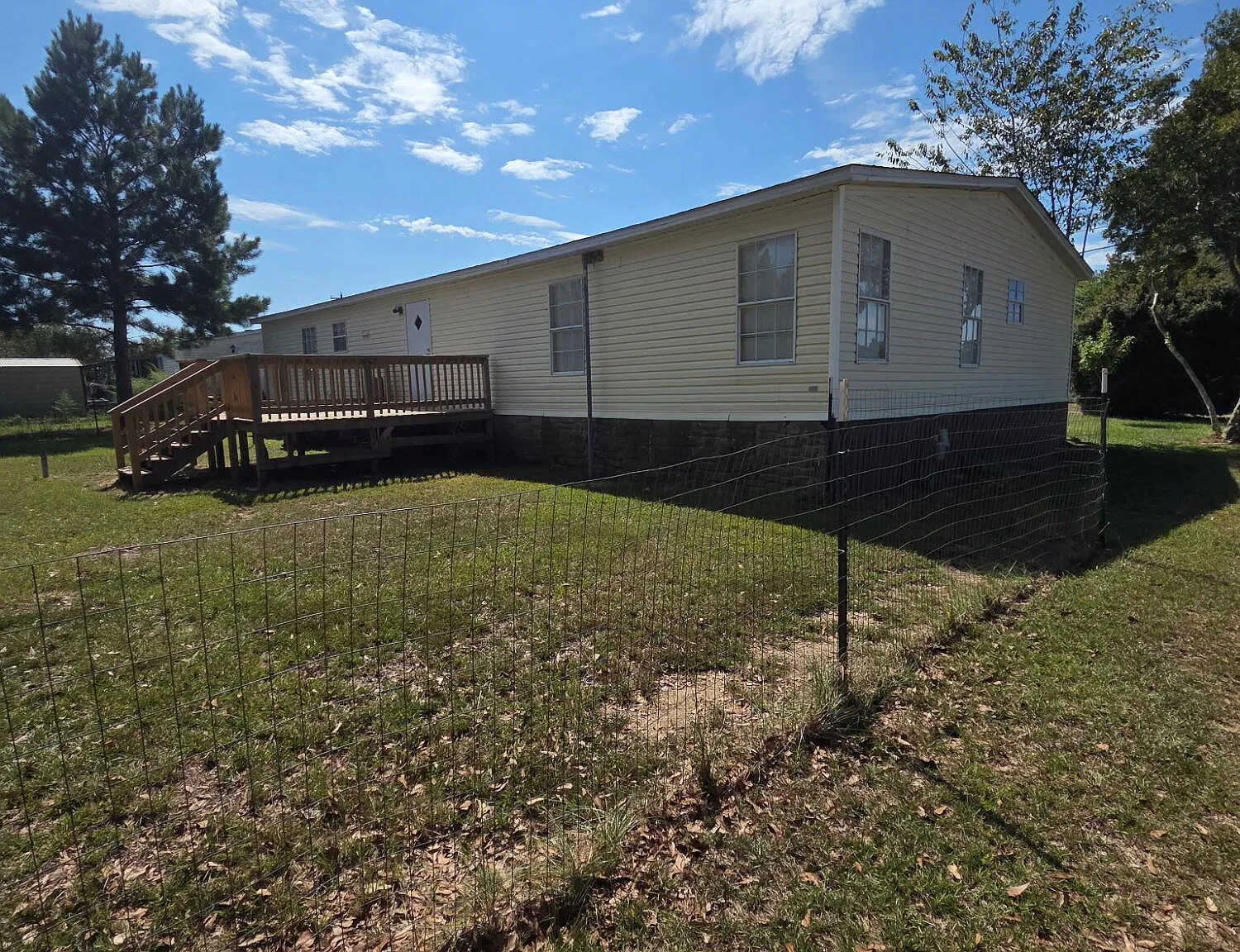 3 bed, 2.0 bath, 2048 sqft, $1,000 — Photo 2