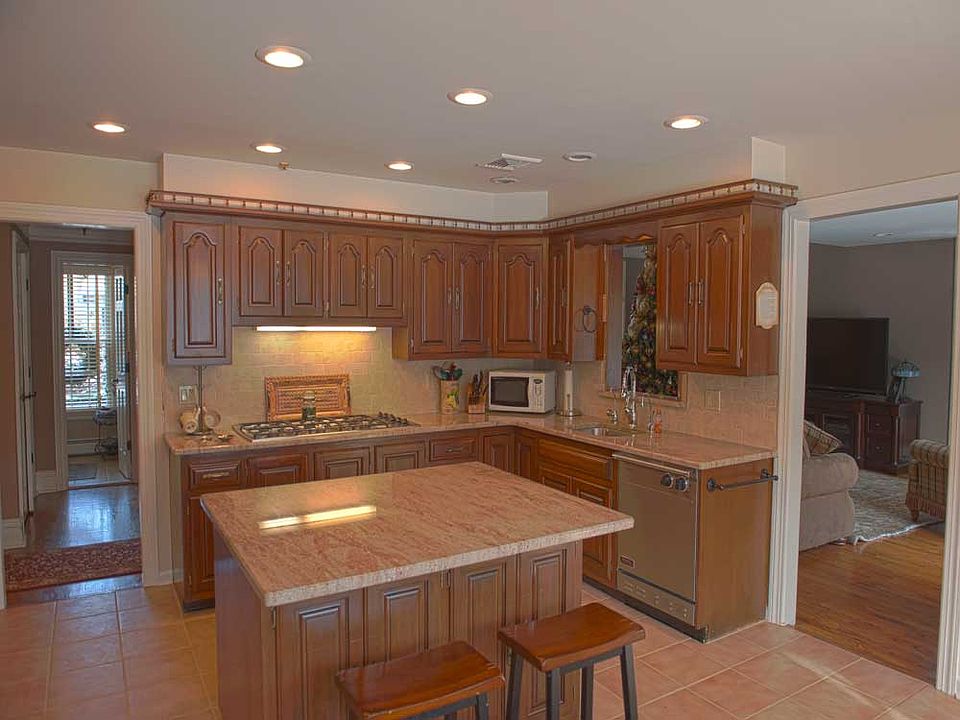 2nd image of 752 Charnwood Dr
