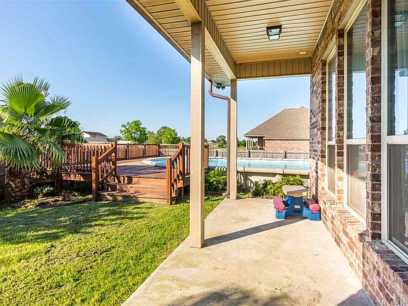 3rd image of 402 Kleinpeter Dr