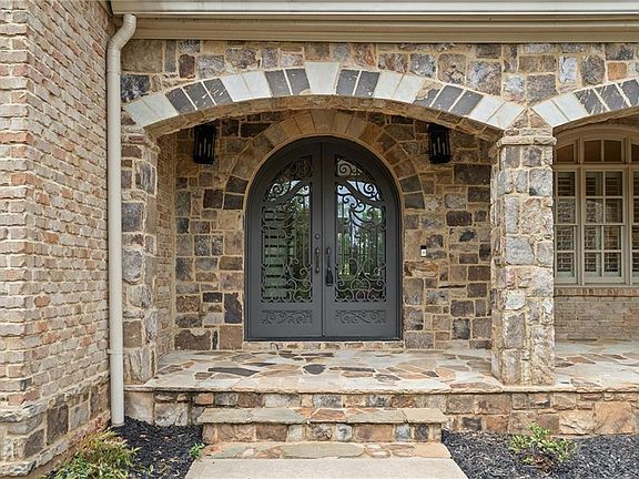 5th image of 210 Manor Close