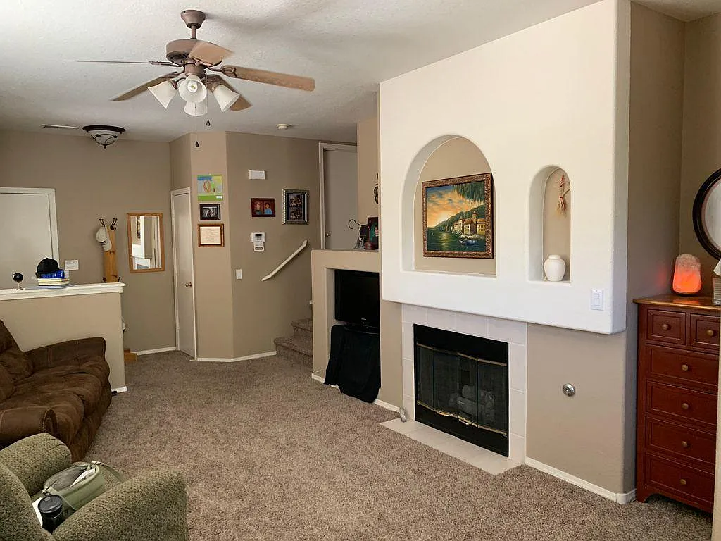 2 bed, 2.5 bath, 1305 sqft, $1,949 — Photo 2