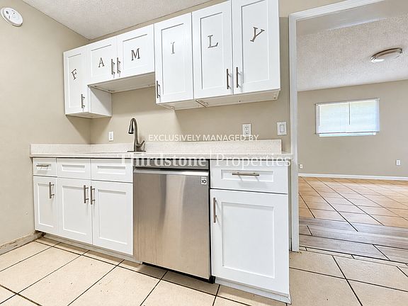 5th image of 9292 Greenleaf Rd