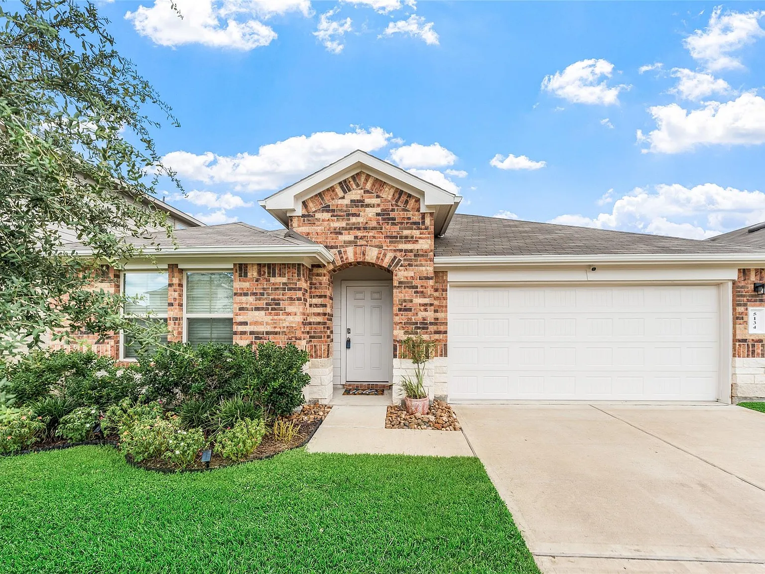 4 bed, 2.0 bath, 1960 sqft, $2,200 — Photo 3
