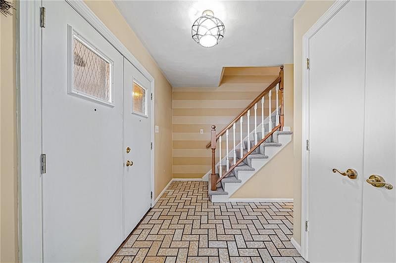 1047 Saybrook Dr, Greensburg, PA 15601 Zillow