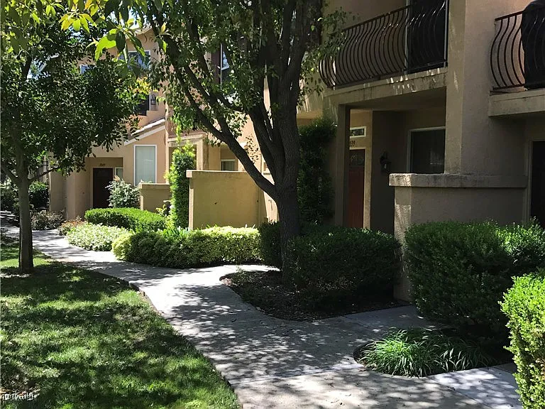 1039 S Positano Ave — Photo 29