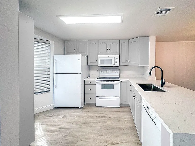 153 SW 3rd St — Photo 7