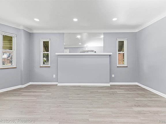 4th image of 20214 Greeley St